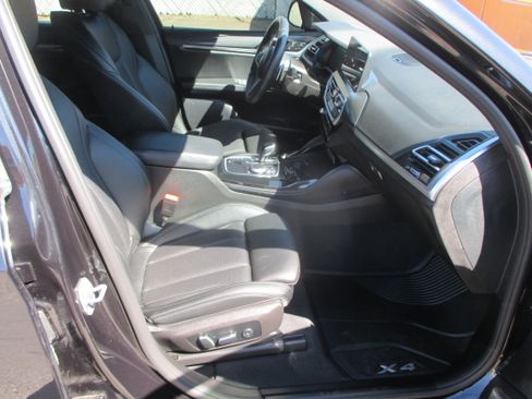 Used 2025 BMW X4 xDrive30i image 4