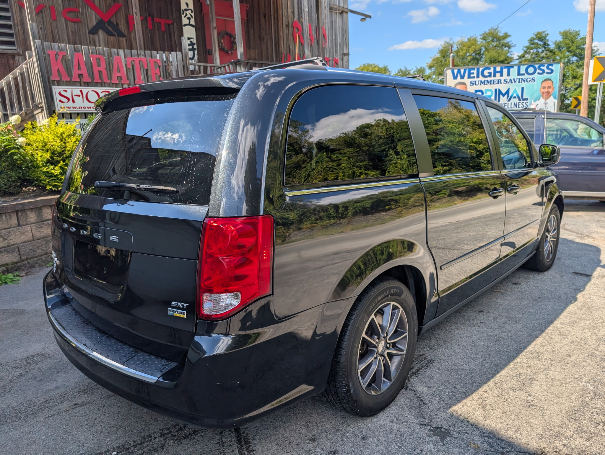 Used 2017 Dodge Grand Caravan SXT FWD image 3