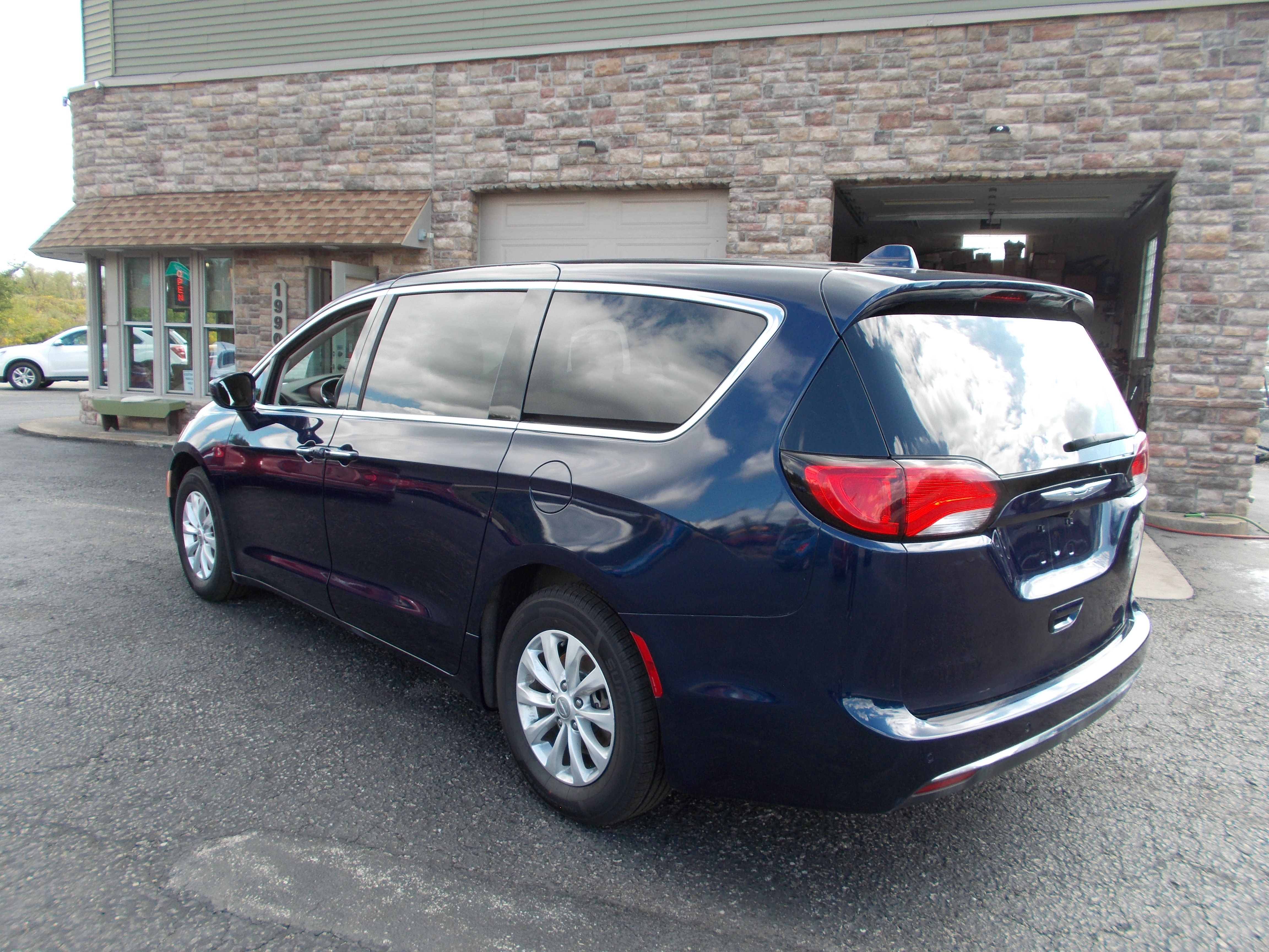 Used 2018 Chrysler Pacifica Touring Plus FWD image 7