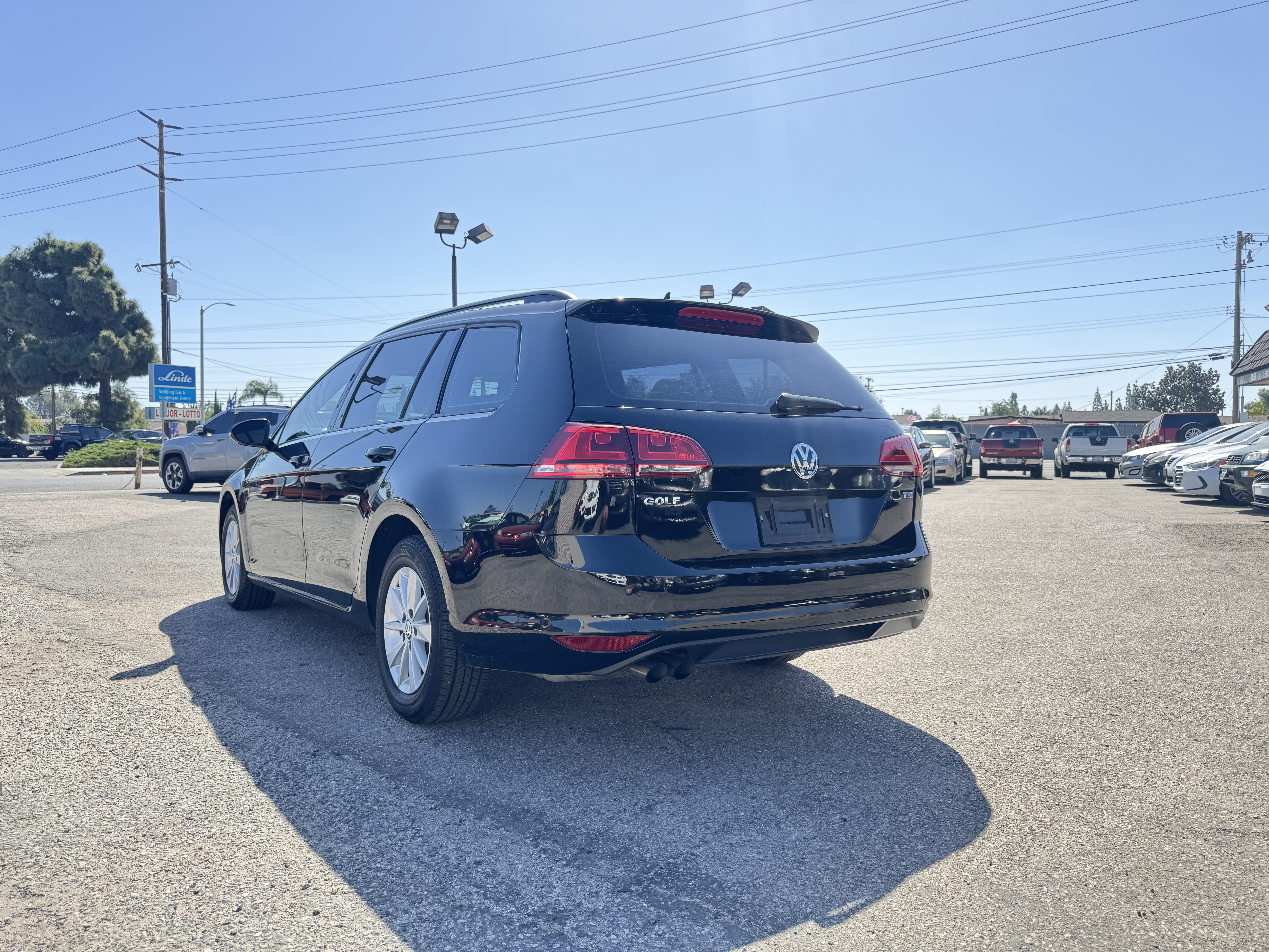 Used 2017 Volkswagen Golf SportWagen FWD image 6