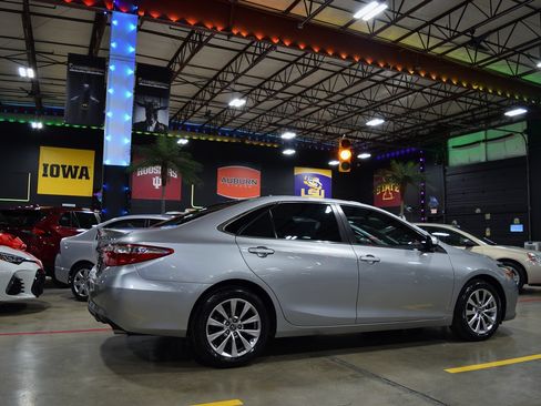 Used 2016 Toyota Camry SE image 8