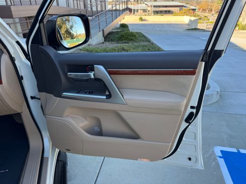 Used 2015 Toyota Land Cruiser image 32