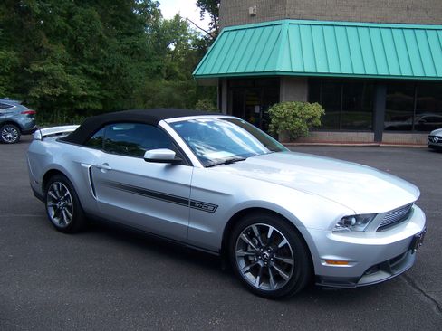 Used 2011 Ford Mustang GT Premium image 2
