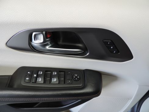 Used 2020 Chrysler Pacifica Touring-L Plus image 33