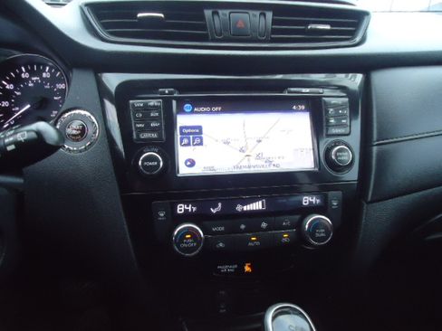 Used 2017 Nissan Rogue SV image 3