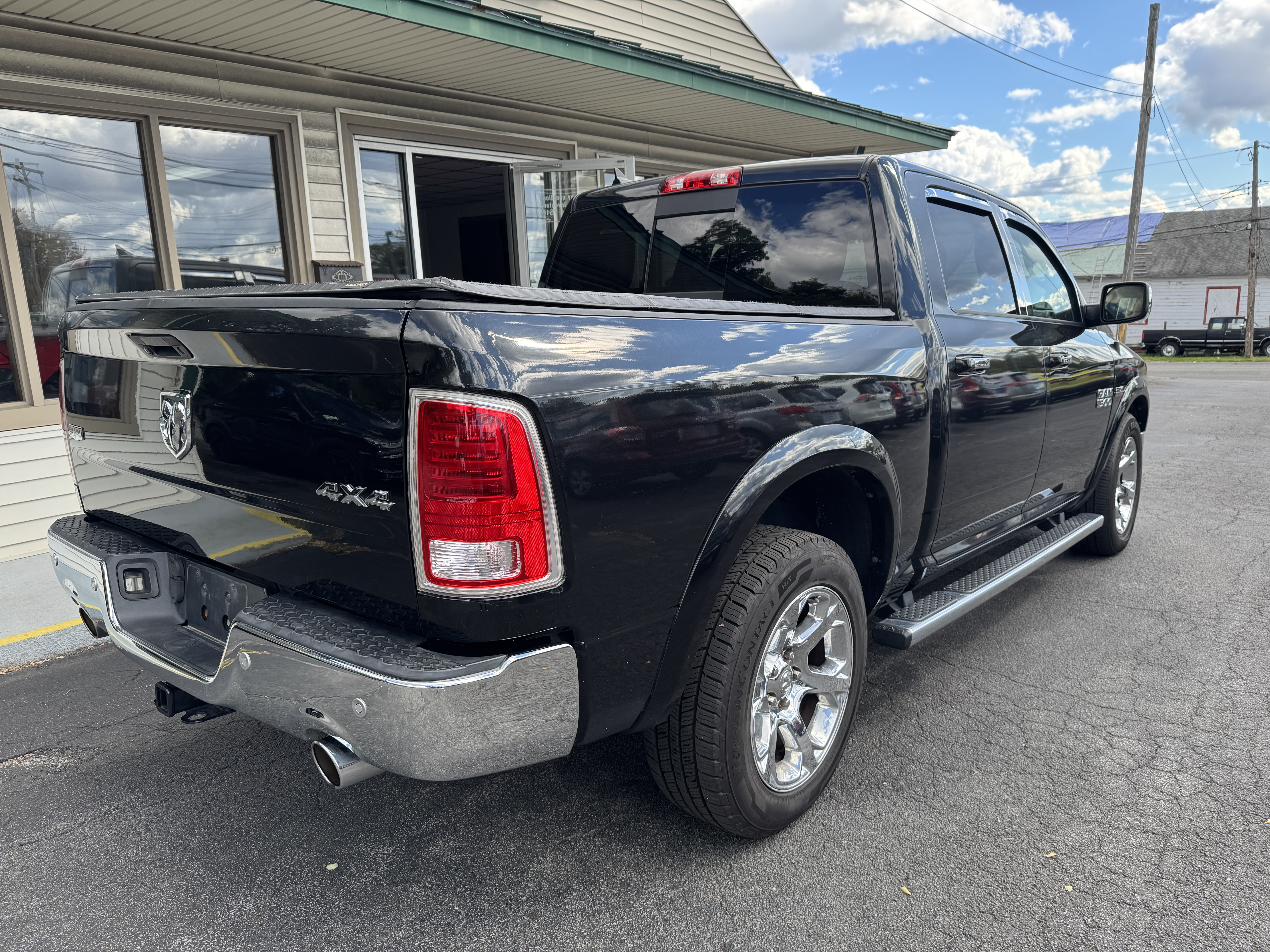 Used 2015 RAM 1500 4x4 Crew Cab Laramie image 6
