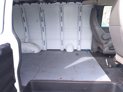 Used 2019 Chevrolet Express 2500 image 10