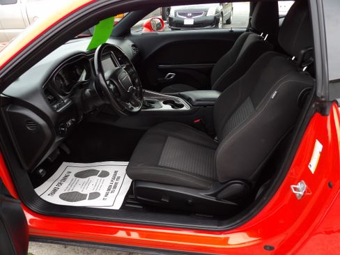 Used 2021 Dodge Challenger SXT image 6