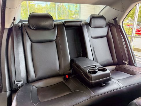 Used 2018 Chrysler 300 Limited AWD image 16