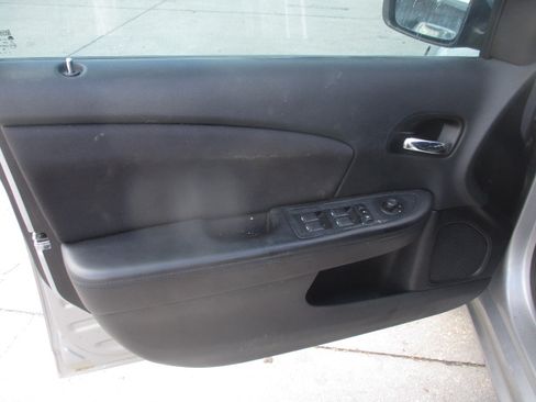 Used 2014 Chrysler 200 LX image 10