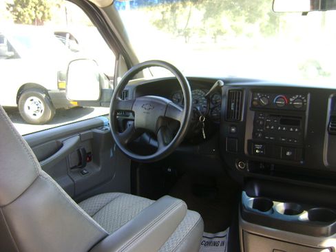 Used 2005 Chevrolet Express 3500 Extended Passenger RWD image 11