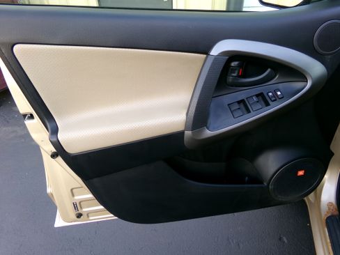 Used 2009 Toyota RAV4 Limited image 16