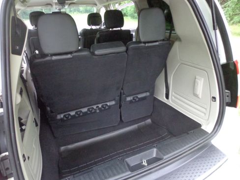 Used 2014 Chrysler Town & Country w/ 25th Anniversary Edition FWD image 15