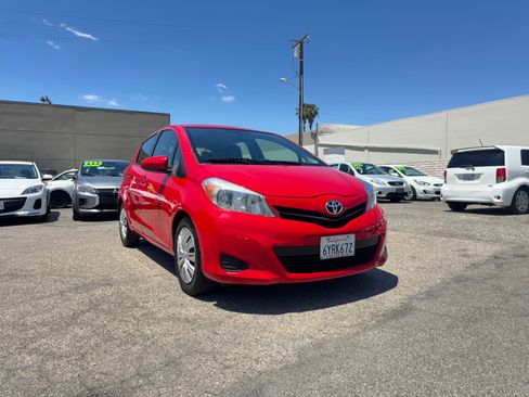 Used 2013 Toyota Yaris 4-Door Hatchback FWD image 12
