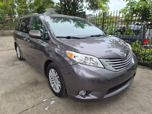 Used 2015 Toyota Sienna XLE image 2