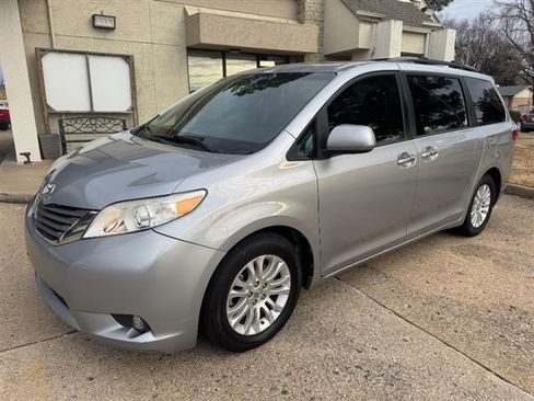 Used 2015 Toyota Sienna image 1