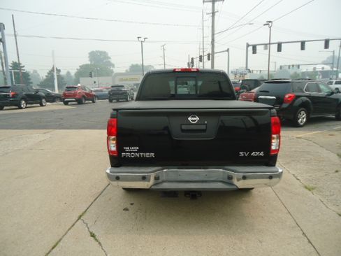 Used 2015 Nissan Frontier 4x4 Crew Cab SV image 4