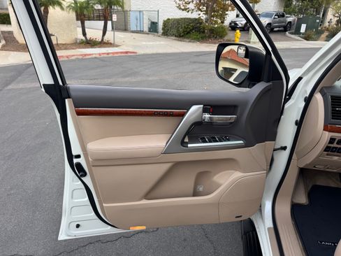 Used 2013 Toyota Land Cruiser image 20