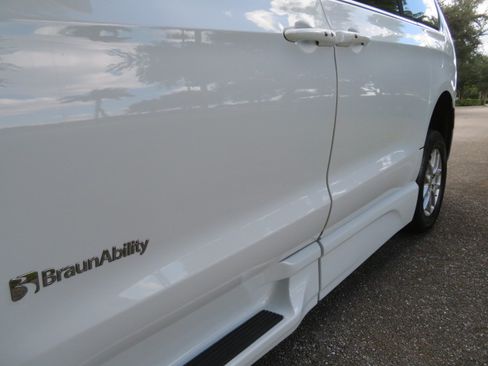 Used 2024 Chrysler Pacifica Touring-L FWD image 30