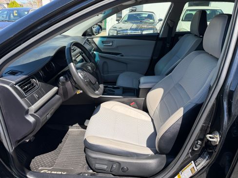 Used 2017 Toyota Camry SE image 4