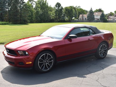 Used 2010 Ford Mustang Convertible RWD image 4