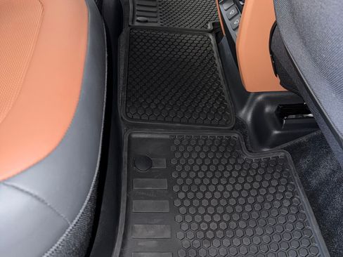 Used 2025 Land Rover Defender 110 OCTA image 29