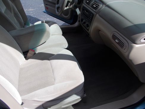 Used 2006 Ford Taurus SE FWD image 18