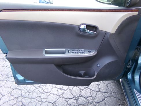 Used 2009 Chevrolet Malibu LTZ FWD image 15