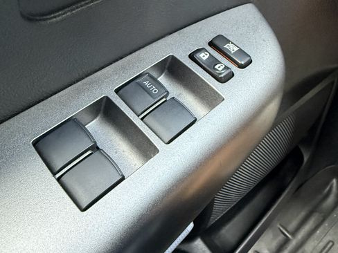 Used 2010 Toyota Tundra 4x4 CrewMax image 18