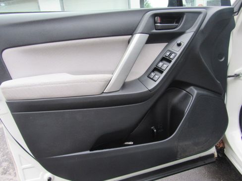 Used 2015 Subaru Forester 2.5i Premium AWD/4WD image 12