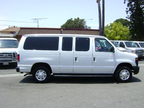 Used 2009 Ford E-150 and Econoline 150 image 2