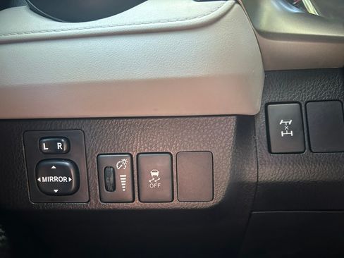 Used 2015 Toyota RAV4 AWD LE image 13
