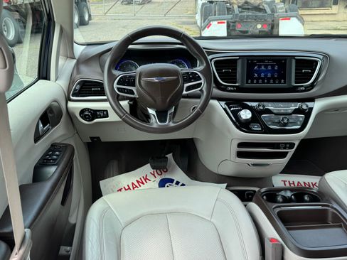 Used 2018 Chrysler Pacifica Touring-L image 17