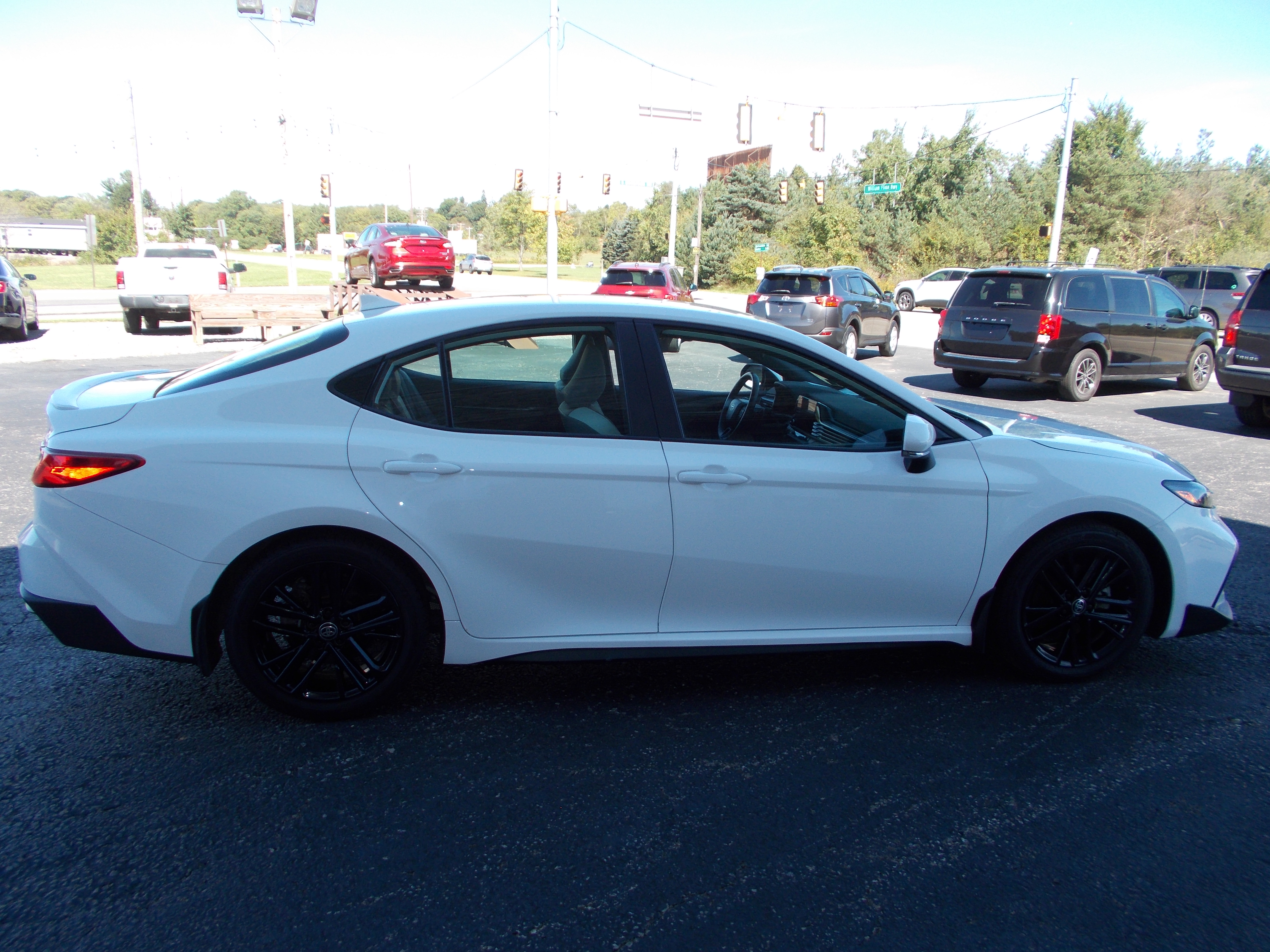 Used 2025 Toyota Camry SE Hybrid FWD image 4