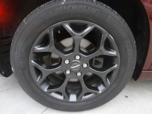 Used 2019 Chrysler 300 S image 29