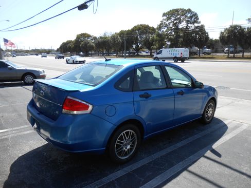 Used 2010 Ford Focus SE image 6