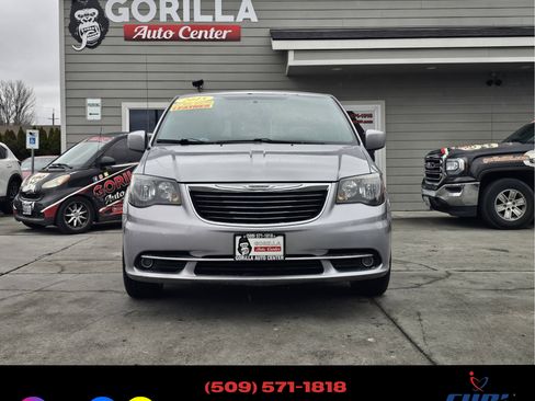 Used 2015 Chrysler Town & Country S image 2