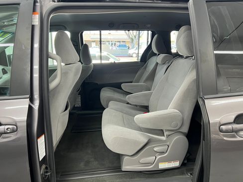Used 2017 Toyota Sienna LE image 13