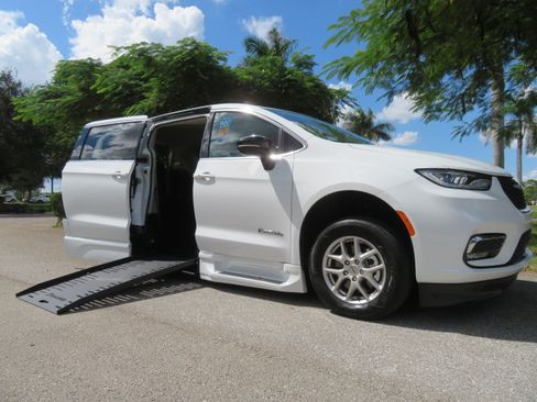 Used 2024 Chrysler Pacifica Touring-L image 1