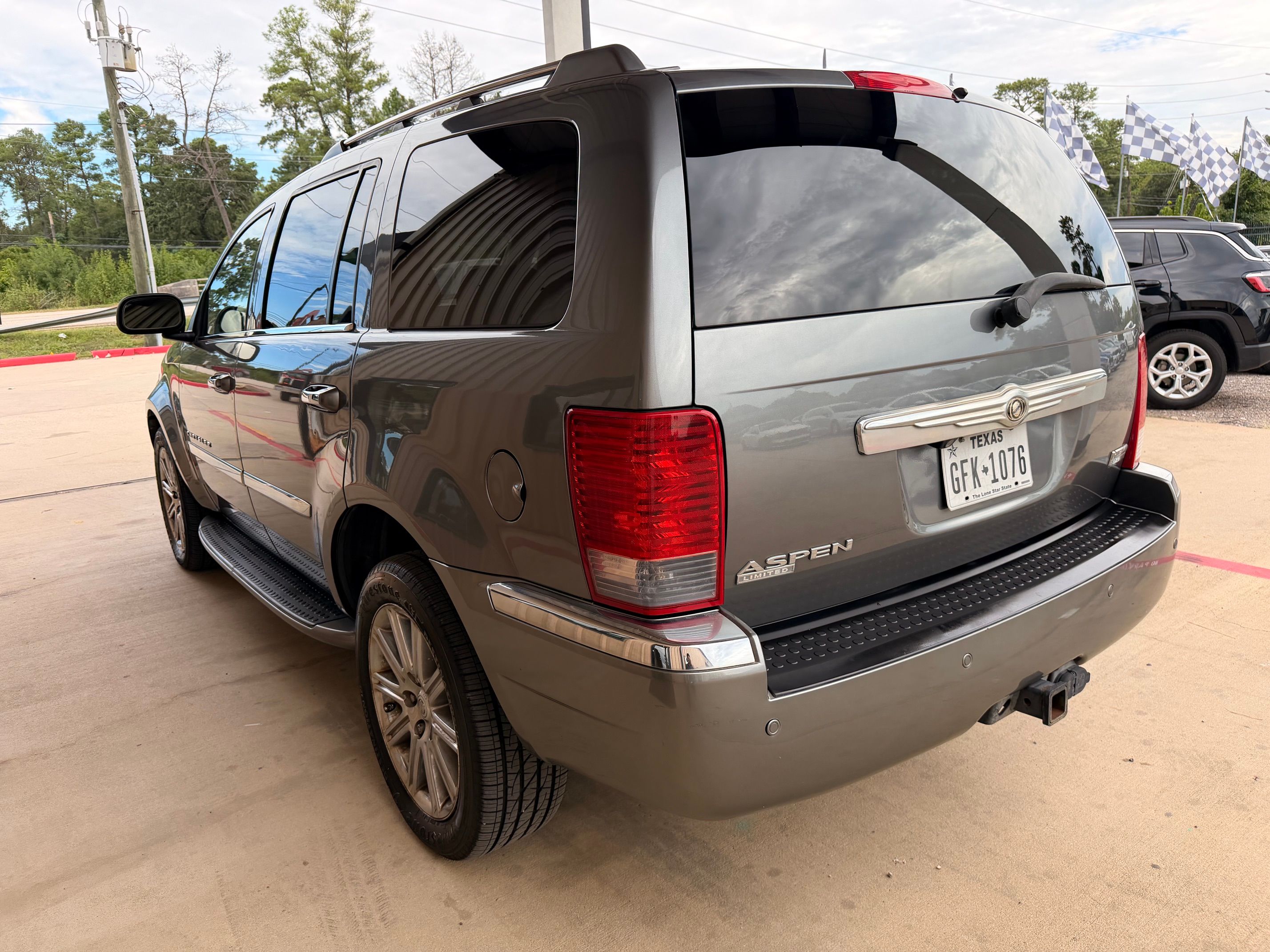 Used 2008 Chrysler Aspen AWD Limited image 4