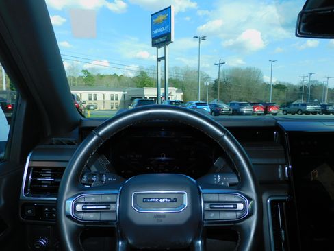 Used 2025 GMC Yukon Denali image 2