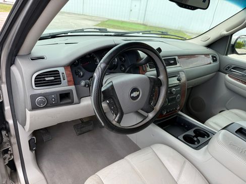 Used 2007 Chevrolet Suburban LT RWD image 10