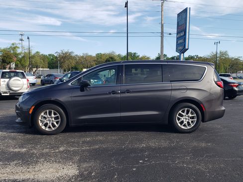 Used 2023 Chrysler Voyager LX image 2