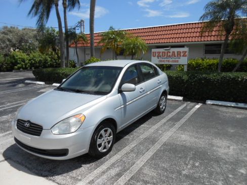 Used 2011 Hyundai Accent GLS Sedan FWD image 1