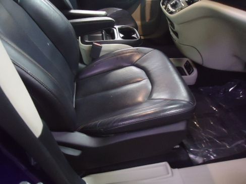 Used 2018 Chrysler Pacifica Touring-L FWD image 4