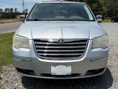 Used 2009 Chrysler Town & Country Limited FWD image 3