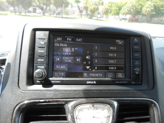 Used 2014 Chrysler Town & Country Touring-L FWD image 14