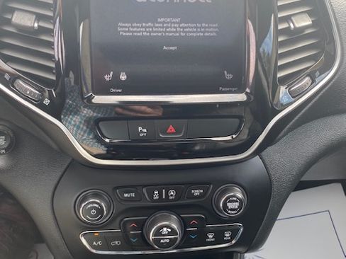 Used 2019 Jeep Cherokee Limited image 27