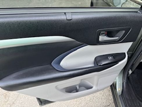 Used 2017 Toyota Highlander XLE image 9