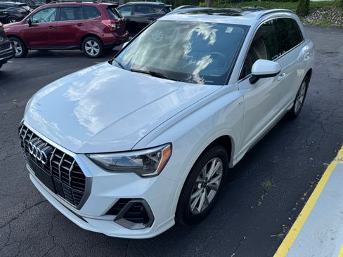 Used 2021 Audi Q3 quattro 2.0T Premium w/ S Line AWD/4WD image 3